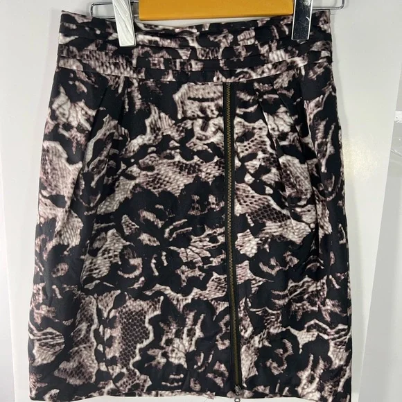 Banana Republic Black and Cream Pencil Skirt - Picture 2 of 11